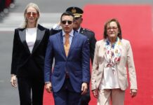 La ministra de Exteriores de El Salvador, Alexandra Gill (d), recibe al presidente de Ecuador, Daniel Noboa (c), y a la primera dama ecuatoriana,