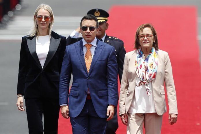 La ministra de Exteriores de El Salvador, Alexandra Gill (d), recibe al presidente de Ecuador, Daniel Noboa (c), y a la primera dama ecuatoriana, La ministra de Exteriores de El Salvador, Alexandra Gill (d), recibe al presidente de Ecuador, Daniel Noboa (c), y a la primera dama ecuatoriana,