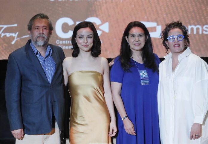Las actrices Fiona Palomo (c1) y Arcelia Ramírez (c2),