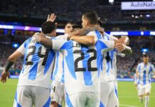 2-0. Lautaro certifica el pleno argentino y envía a casa a una gris selección peruana Lautaro Martinez (C) of Argentina