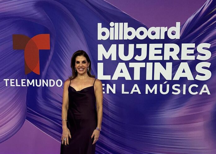 Leila Cobo posa en la alfombra de la segunda edición de la gala de las Mujeres en la Música Latina de Billboard Leila Cobo