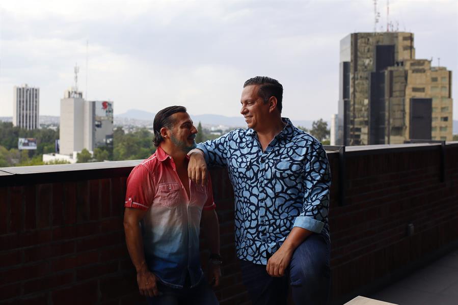 Los creadores de la plataforma Queerweding, Juan Carlos Betancourt (i) y Rigo Longoria 
