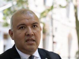 Nueva York presume de modelo migratorio, pero critica la falta de apoyo federal Manuel Castro