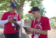 María Macías y Christopher Orozco, integrantes de la Unión de Trabajadores Culinarios, visitan viviendas para impulsar el voto a favor de candidatos progresistas