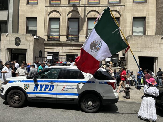 Mexicanos residentes en Nueva York asisten a votar en las elecciones generales de su país (1) Mexicanos residentes en Nueva York asisten a votar en las elecciones generales de su país (1)