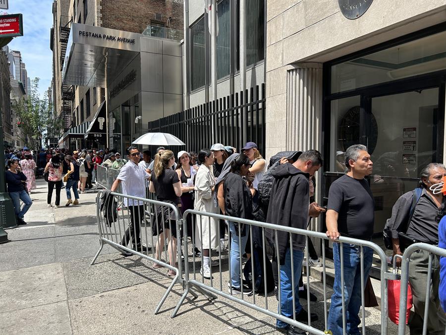 Mexicanos residentes en Nueva York asisten a votar en las elecciones generales de su país (2)