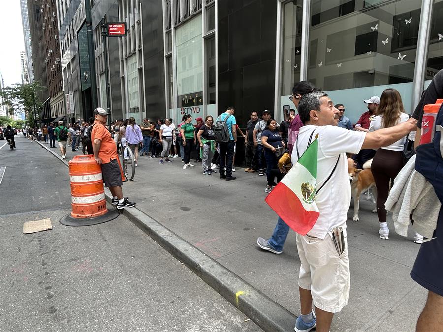 Mexicanos residentes en Nueva York asisten a votar en las elecciones generales de su país (4)