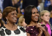 Michelle Obama (d), esposa del expresidente estadounidense, Barack Obama, y su madre Marian Robinson (2)
