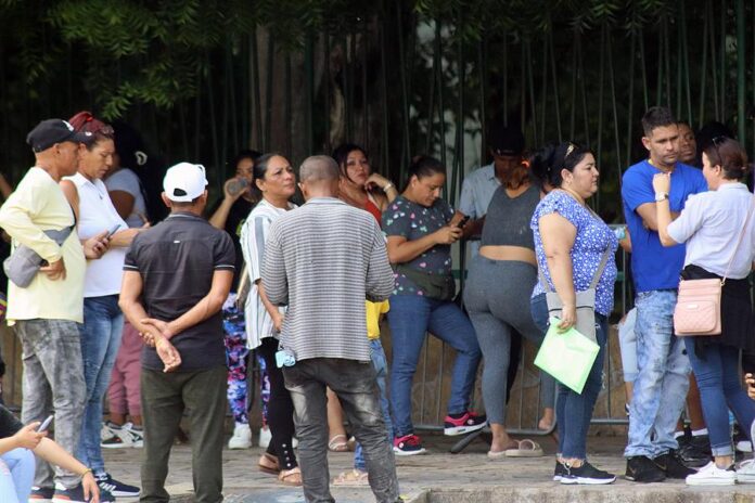 Migrantes de diferentes nacionalidades permanecen en espera de regularizar su situación migratoria (2)