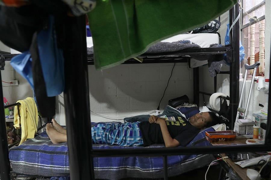 Migrantes esperan para resolver su situación migratoria en el albergue “Vida”, (1)