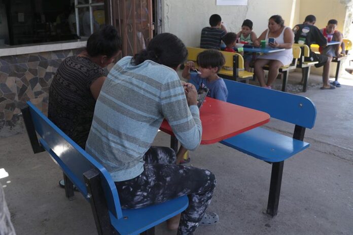 Migrantes esperan para resolver su situación migratoria en el albergue “Vida”, (2) Migrantes