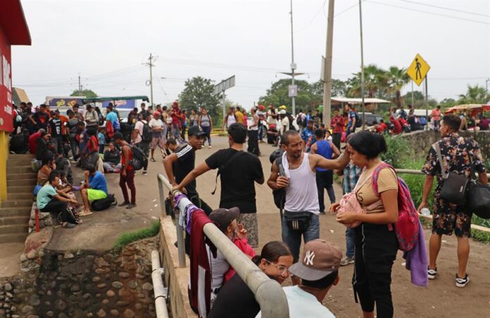 Migrantes permanecen varados en espera de resolver su situación migratoria Migrantes