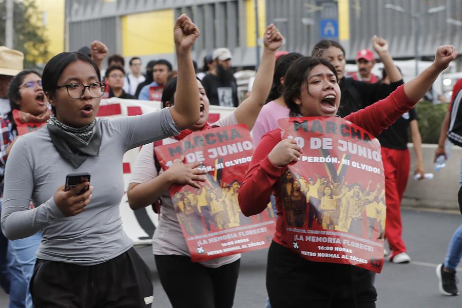 Mujeres gritan arengas durante una manifestaci&oacute;n por la &lsquo;Matanza del Halconazo&rsquo; (2)