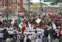 Manifestantes demandan justicia a Claudia Sheinbaum en la conmemoración del 'Halconazo' Mujeres gritan arengas durante una manifestación por la ‘Matanza del Halconazo’ (1)