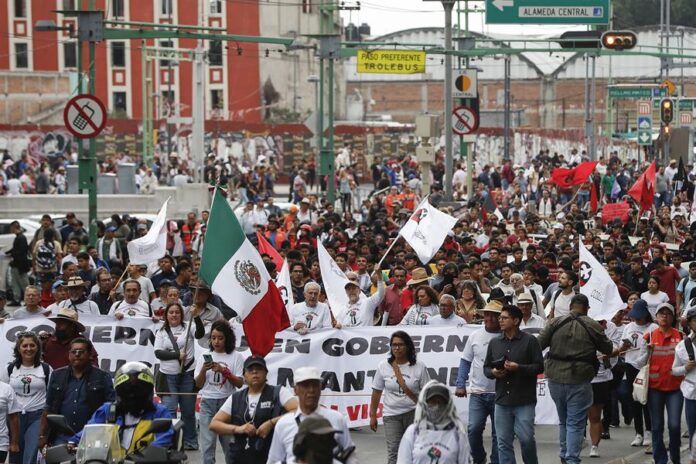 Mujeres gritan arengas durante una manifestación por la ‘Matanza del Halconazo’ (1)