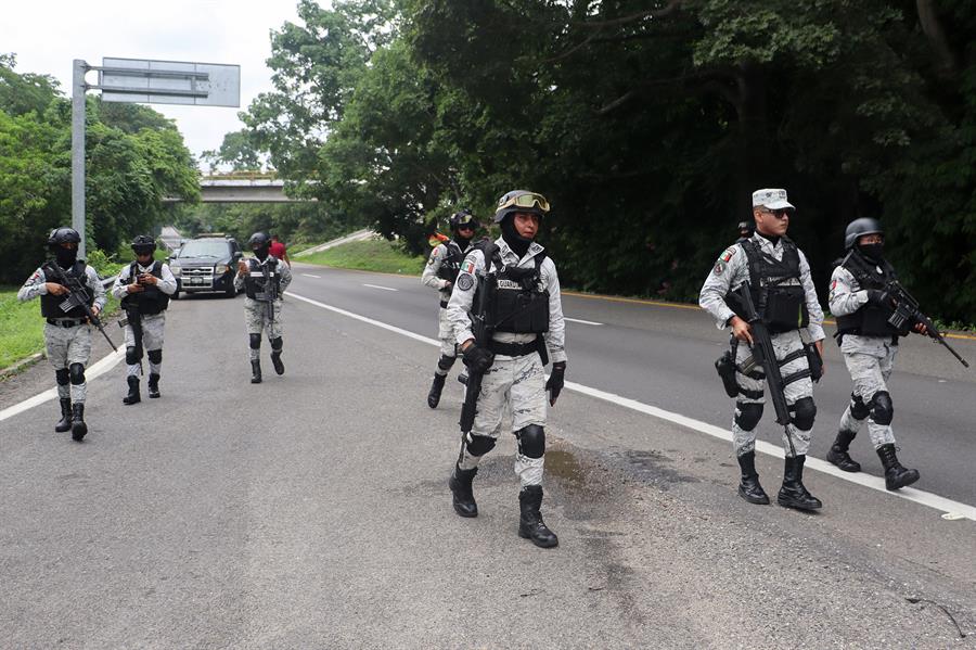 Personal de la Guardia Nacional (GN), durante un operativo para detener una caravana de migrantes (1)