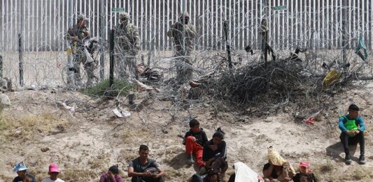Personal de la Guardia Nacional de Texas, resguardan la frontera donde permanecen migrantes