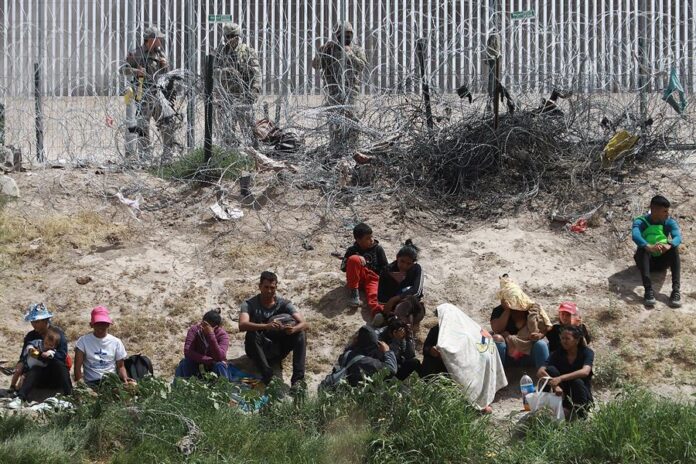 Personal de la Guardia Nacional de Texas, resguardan la frontera donde permanecen migrantes
