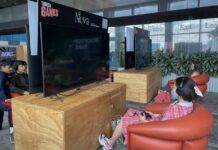 Nómada Studio lleva la peculiar historia de su videojuego 'Neva' al festival de Tribeca Personas juegan el nuevo videojuego 'Neva' este miércoles en la sede del Festival de Cine de Tribeca
