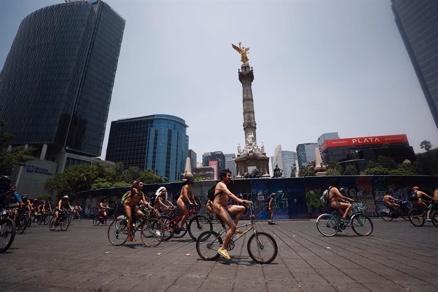 Personas participan en la decimos&eacute;ptima rodada al desnudo, para promover el uso y respeto hacia los ciclistas (2)