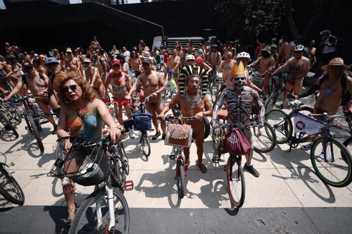 Personas participan en la decimoséptima rodada al desnudo, para promover el uso y respeto hacia los ciclistas (3)