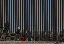 La Guardia Nacional de Texas busca disuadir con altavoces a migrantes que están en México