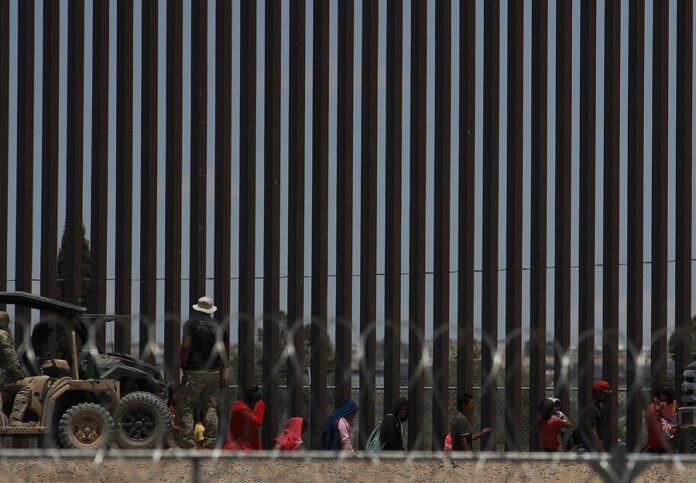 Policías de la Guardia Nacional de Texas dialogan por medio de altavoces con migrantes