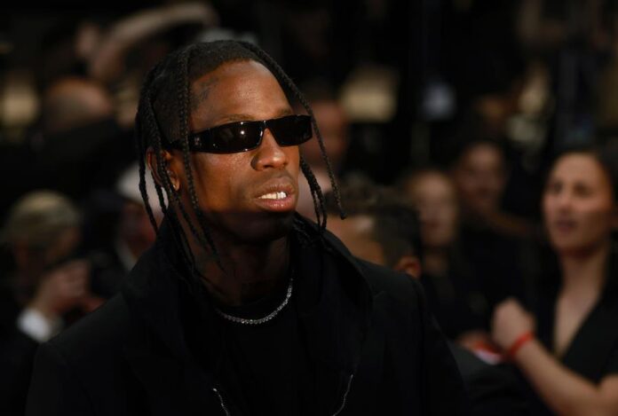 Travis Scott llegando a la proyección de The Idol Travis Scott
