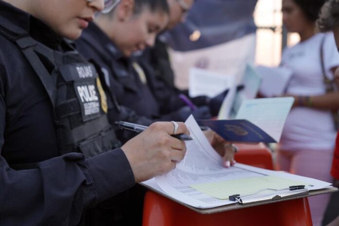 Una agente de la Oficina de Aduanas y Protección Fronteriza de Estados Unidos