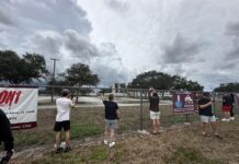 Una grúa demuele el edificio 1200 de la escuela secundaria Marjorie Stoneman Douglas, (1)