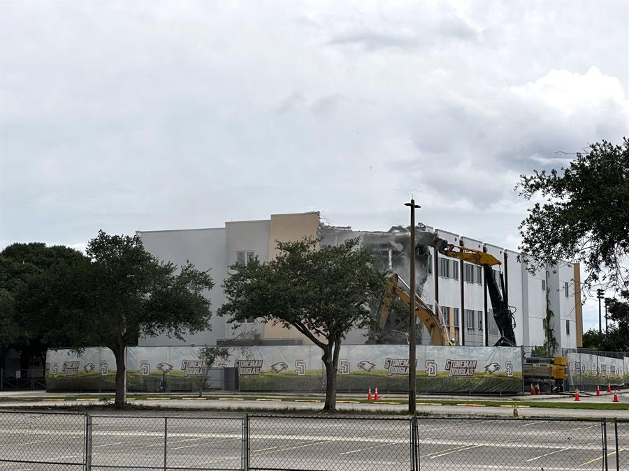 Una gr&uacute;a demuele el edificio 1200 de la escuela secundaria Marjorie Stoneman Douglas, (2)
