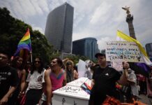 Varias personas participan durante una marcha con motivo del Día del Orgullo LGTBI (1)