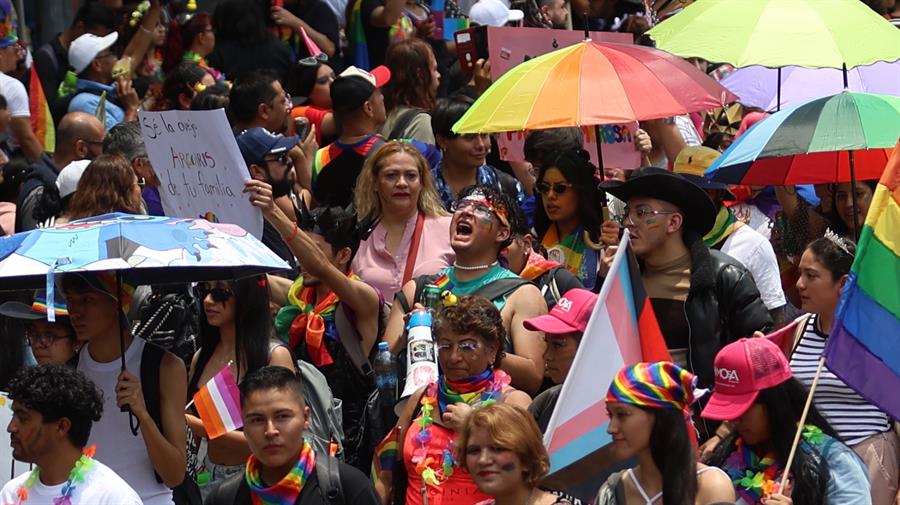 Varias personas participan durante una marcha con motivo del Día del Orgullo LGTBI (2)