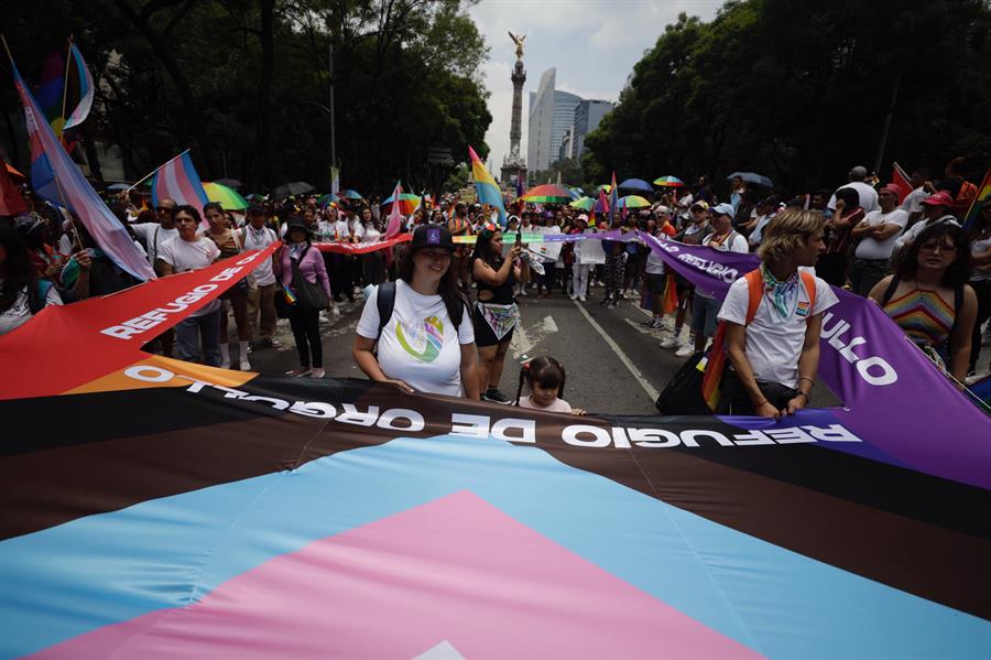 Varias personas participan durante una marcha con motivo del Día del Orgullo LGTBI (3)