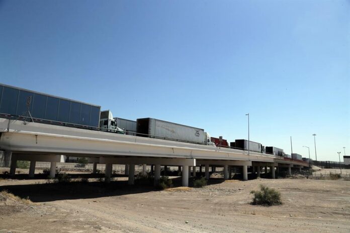 amiones en el Puente Internacional Zaragoza, este martes en ciudad Juárez (2)
