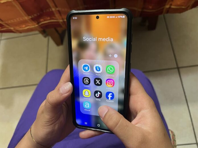 carpeta de las redes sociales en su teléfono móvil