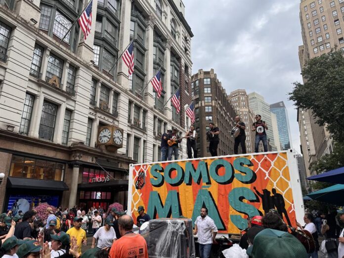 decenas de inmigrantes jornaleros de varios estados mientras se manifiestan contra las medidas antiinmigantes promulgadas en Estados Unidos (1)