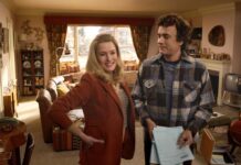 escena de la película 'Here' donde aparecen Tom Hanks como Richard y Robin Wright como Margaret (2)