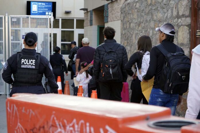 EE.UU. descarta aumentar número de citas diarias de aplicación para entrada de migrantes inmigrantes