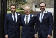 El magnate Rupert Murdoch, de 93 años, se casa por quinta vez magnate de los medios de comunicación Rupert Murdoch (c) con sus hijos Lachlan (i) y James (d) antes de la boda de Murdoch con la exmodelo Jerry Hall