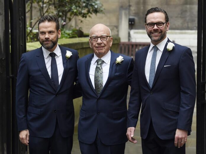 magnate de los medios de comunicación Rupert Murdoch (c) con sus hijos Lachlan (i) y James (d) antes de la boda de Murdoch con la exmodelo Jerry Hall magnate de los medios de comunicación Rupert Murdoch (c) con sus hijos Lachlan (i) y James (d) antes de la boda de Murdoch con la exmodelo Jerry Hall