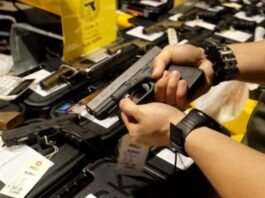 EE.UU. demanda al Alguacil de Los Ángeles por retrasos en permisos de porte de armas armas