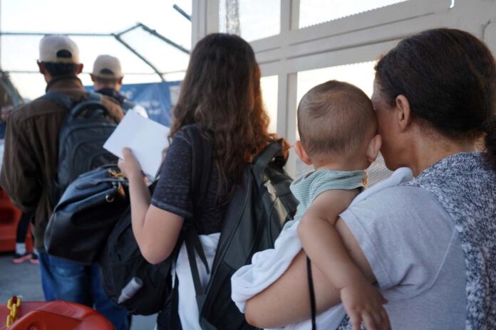 EE.UU. descarta aumentar número de citas diarias de aplicación para entrada de migrantes inmigrantes