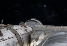 parte el espacio y la nave espacial Starliner de Boeing
