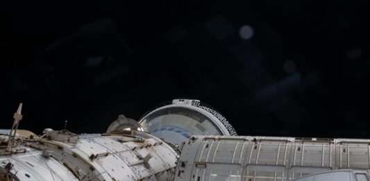 parte el espacio y la nave espacial Starliner de Boeing