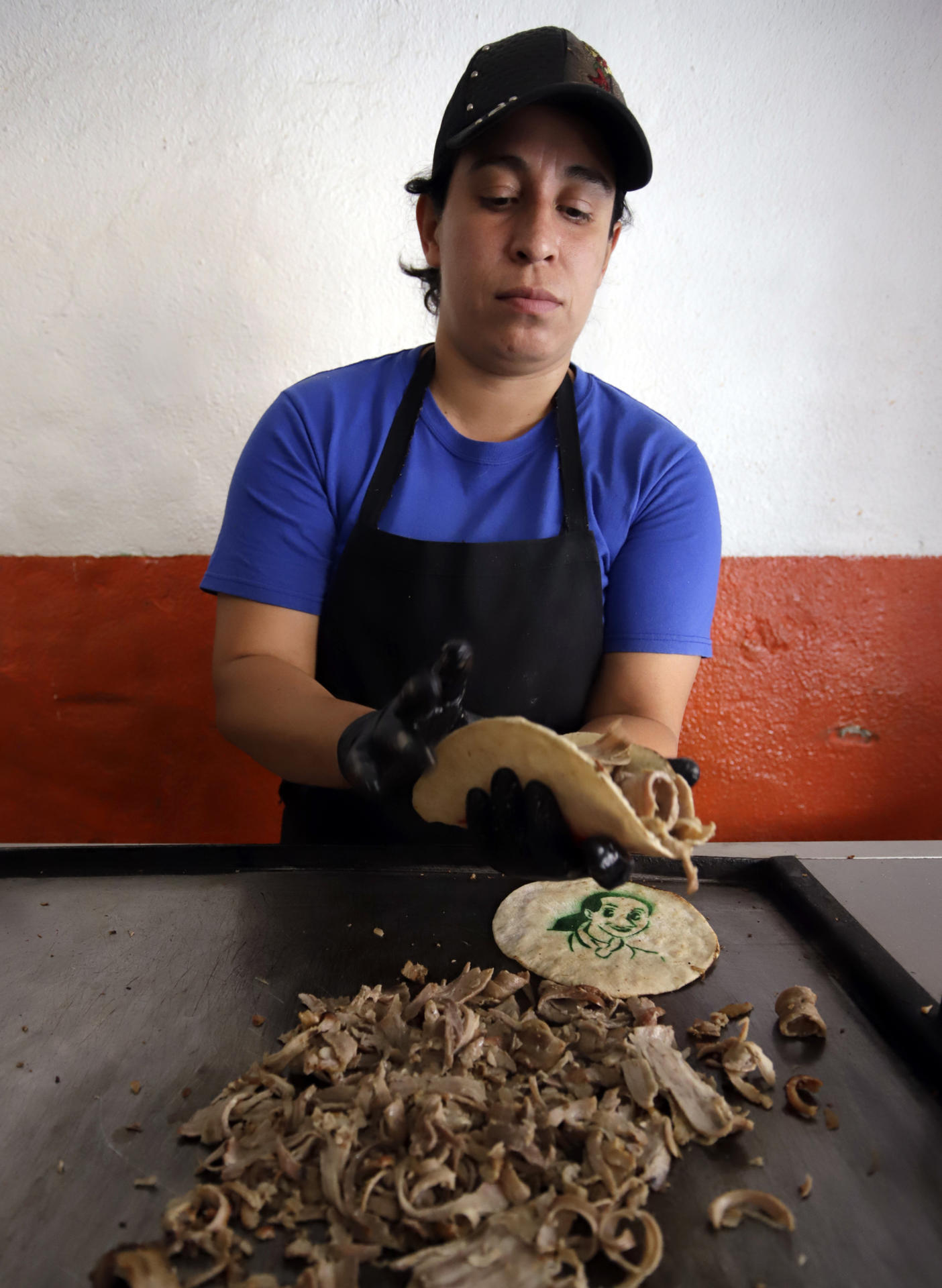 Una taquer&iacute;a en el centro de M&eacute;xico crea el 'taco Sheinbaum' y usa tortillas con su imagen