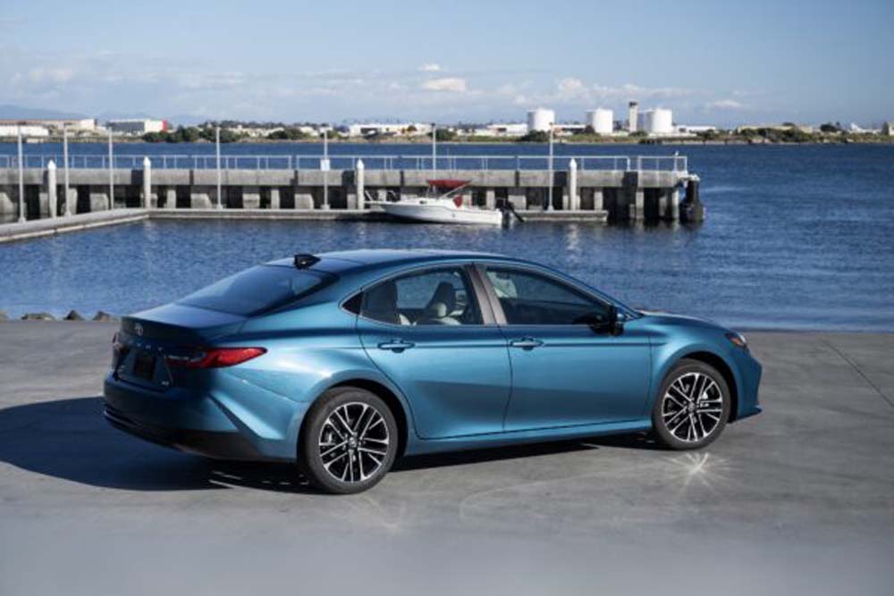 2025_Camry_XLE_AWD_OceanGem_018-600x400