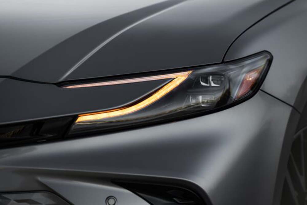 2025_Camry_XSE_AWD_HeavyMetalBlackRoof_040-600x400