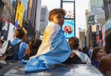 Aficionados de la selección argentina de fútbol participan en un 'banderazo' en la plaza de Times Square (5)