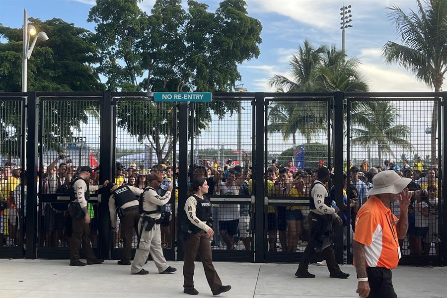 Aficionados esperan a las afueras del estadio Hard Rock este domingo previo a la final de la Copa Am&eacute;rica